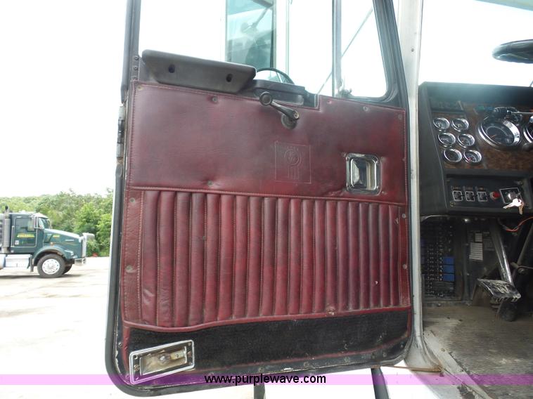 image for item BK9650 1990 Kenworth T800 semi truck