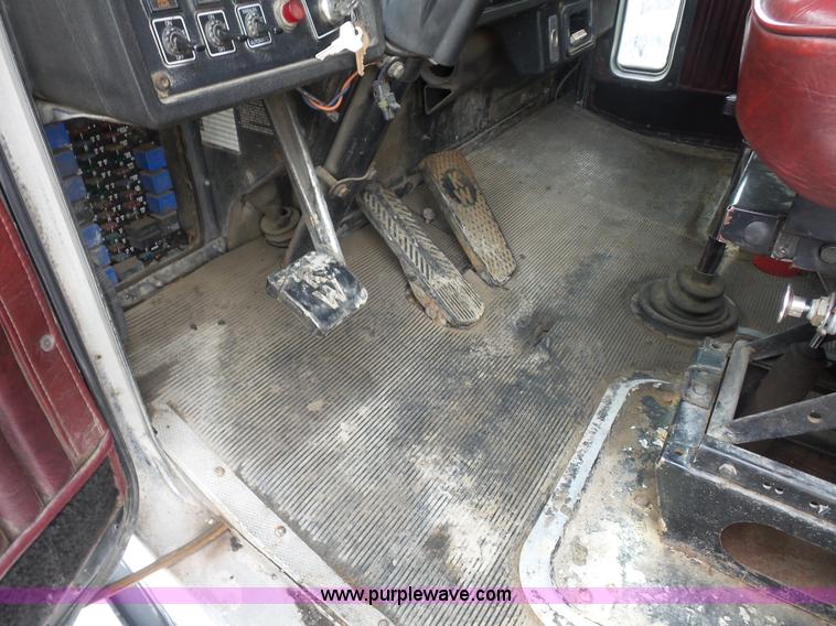 image for item BK9650 1990 Kenworth T800 semi truck