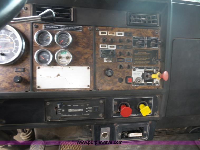 image for item BK9650 1990 Kenworth T800 semi truck