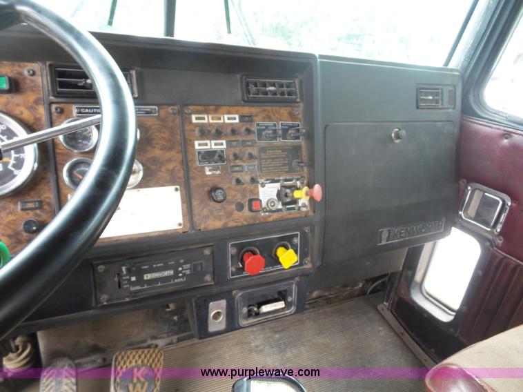 image for item BK9650 1990 Kenworth T800 semi truck