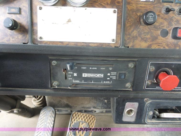 image for item BK9650 1990 Kenworth T800 semi truck