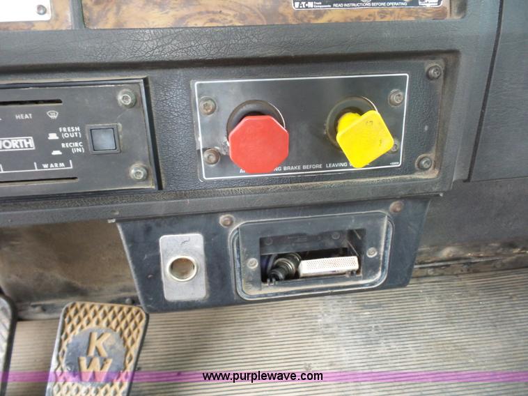 image for item BK9650 1990 Kenworth T800 semi truck