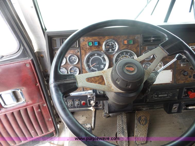 image for item BK9650 1990 Kenworth T800 semi truck