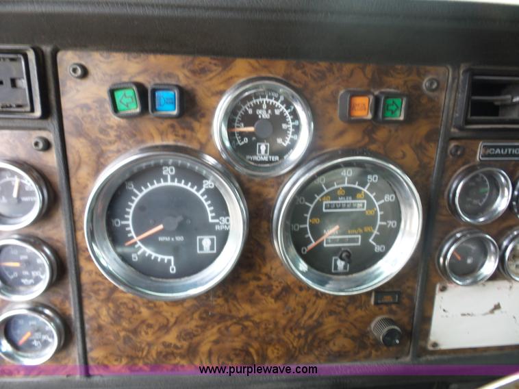 image for item BK9650 1990 Kenworth T800 semi truck