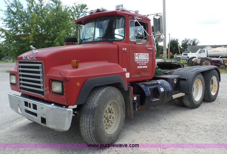 image for item BZ9698 1993 Mack RD688S semi truck