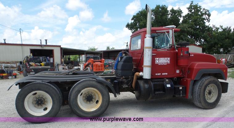 image for item BZ9698 1993 Mack RD688S semi truck