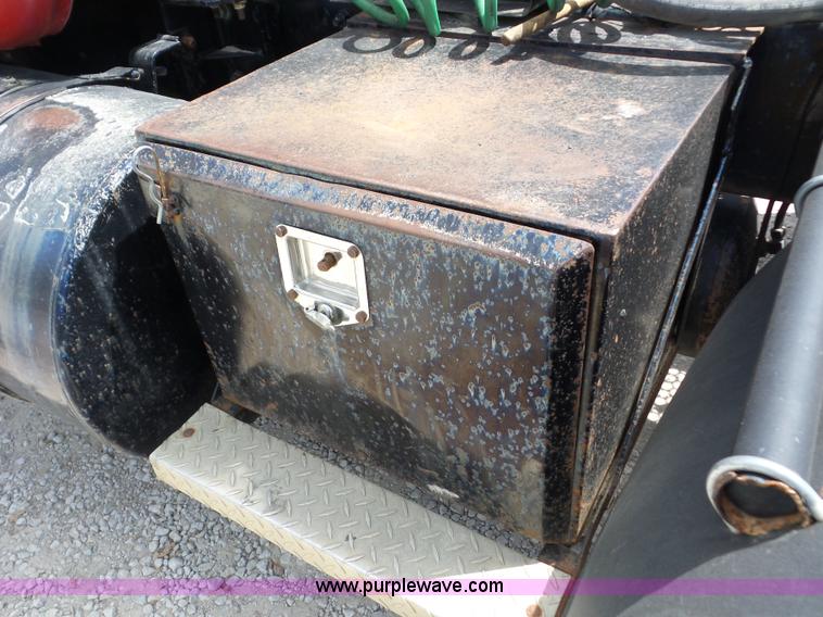 image for item BZ9698 1993 Mack RD688S semi truck