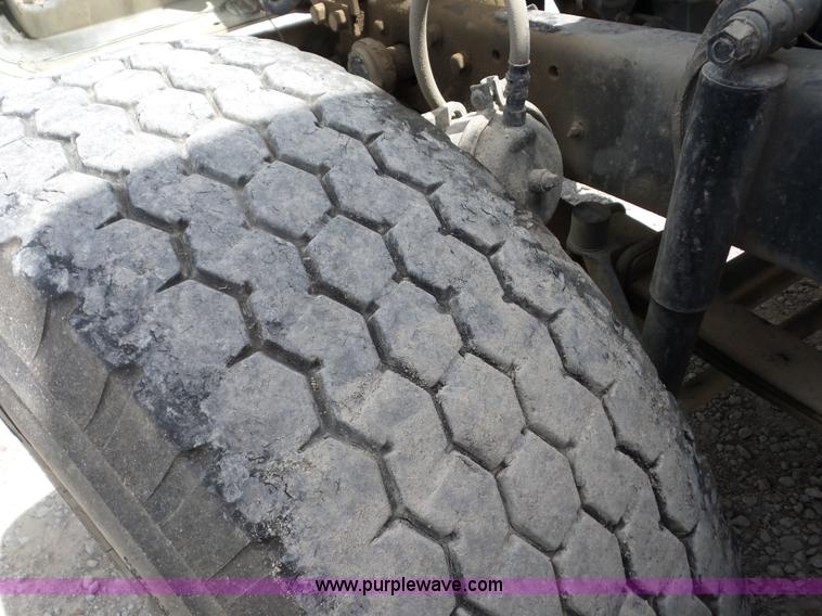 image for item BZ9698 1993 Mack RD688S semi truck