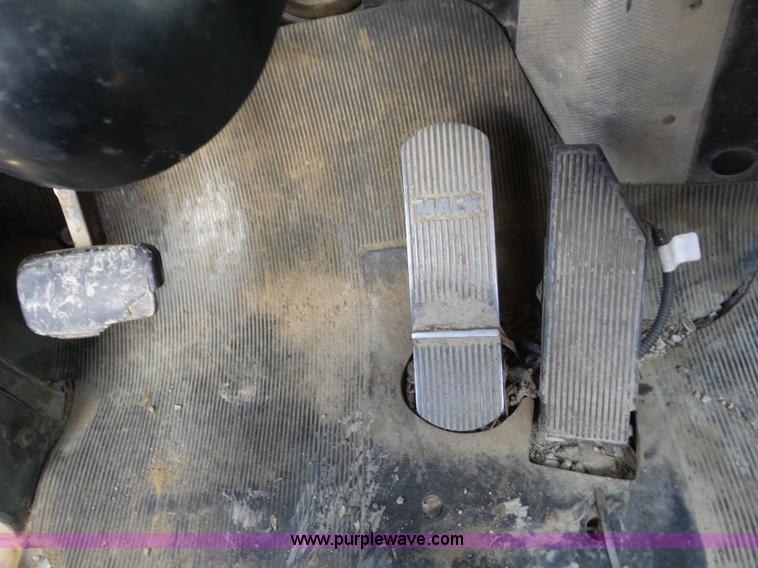 image for item BZ9698 1993 Mack RD688S semi truck