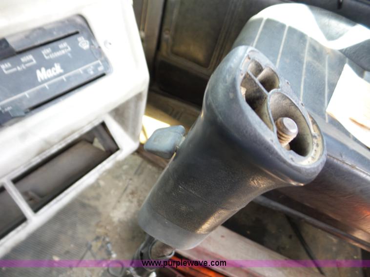 image for item BZ9698 1993 Mack RD688S semi truck