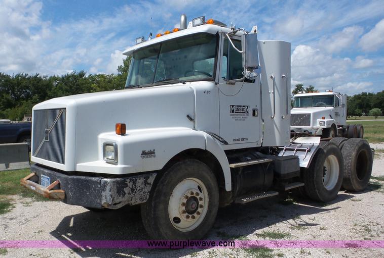 image for item BZ9699 1998 Volvo WG semi truck