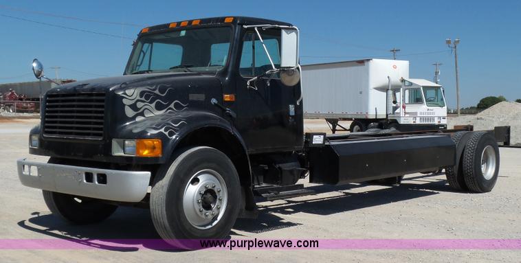 image for item DB4506 2001 International 4900 truck cab and chassis