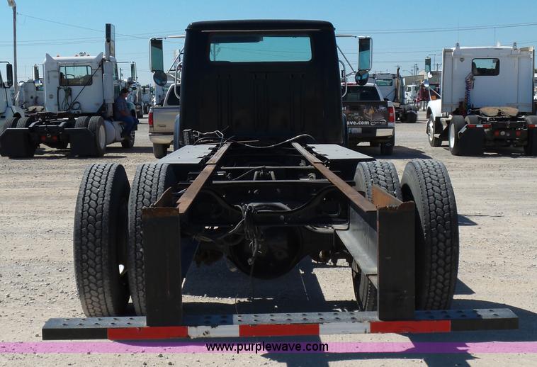 image for item DB4506 2001 International 4900 truck cab and chassis