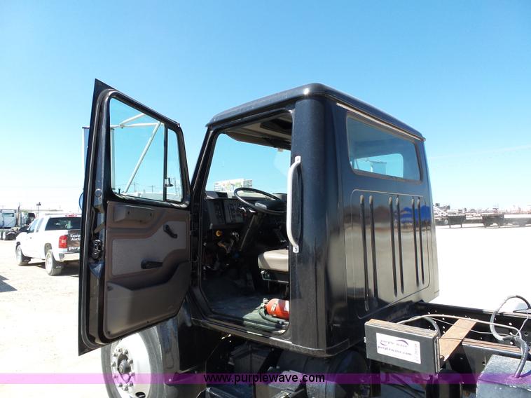 image for item DB4506 2001 International 4900 truck cab and chassis