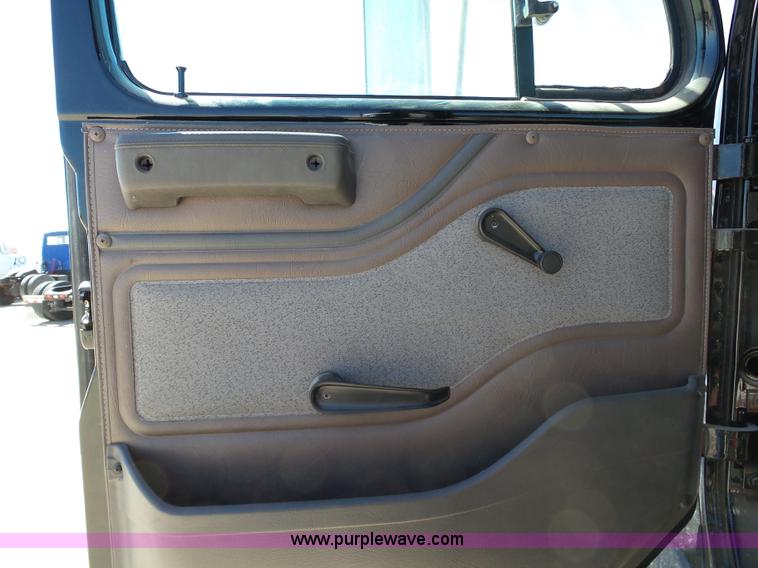 image for item DB4506 2001 International 4900 truck cab and chassis