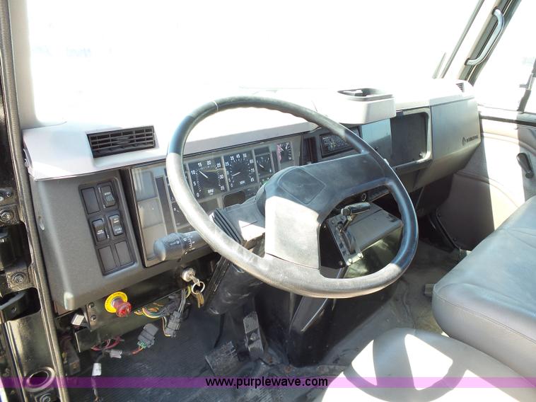 image for item DB4506 2001 International 4900 truck cab and chassis