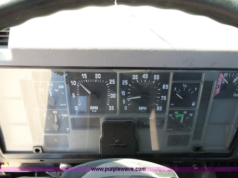 image for item DB4506 2001 International 4900 truck cab and chassis