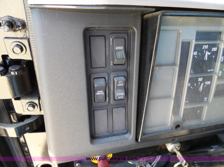 image for item DB4506 2001 International 4900 truck cab and chassis