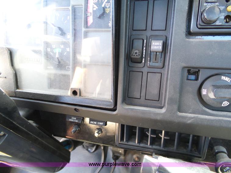 image for item DB4506 2001 International 4900 truck cab and chassis