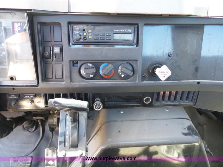 image for item DB4506 2001 International 4900 truck cab and chassis