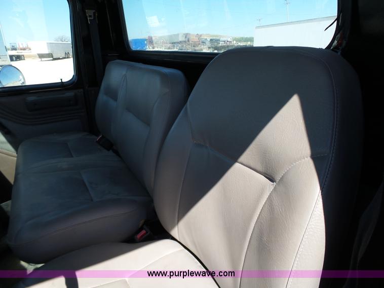 image for item DB4506 2001 International 4900 truck cab and chassis