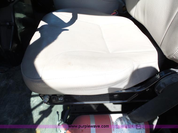 image for item DB4506 2001 International 4900 truck cab and chassis