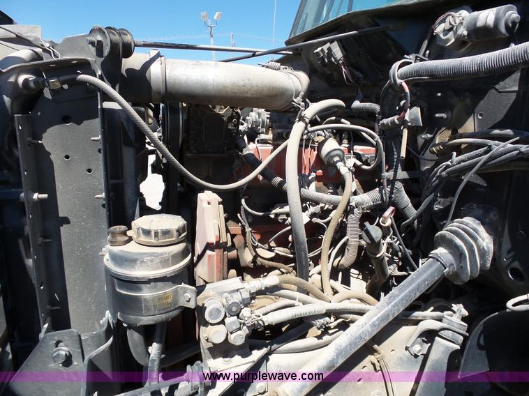 image for item DB4506 2001 International 4900 truck cab and chassis