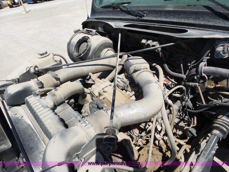 image for item DB4506 2001 International 4900 truck cab and chassis