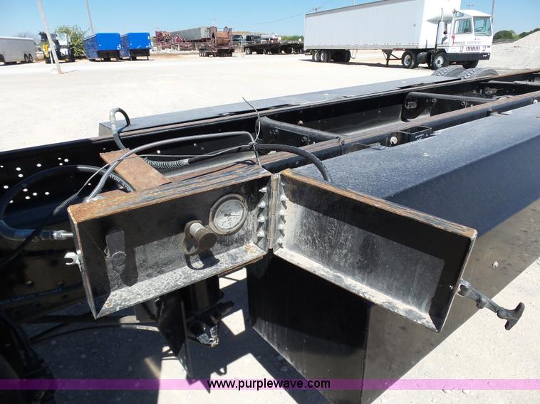 image for item DB4506 2001 International 4900 truck cab and chassis