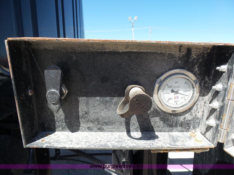 image for item DB4506 2001 International 4900 truck cab and chassis