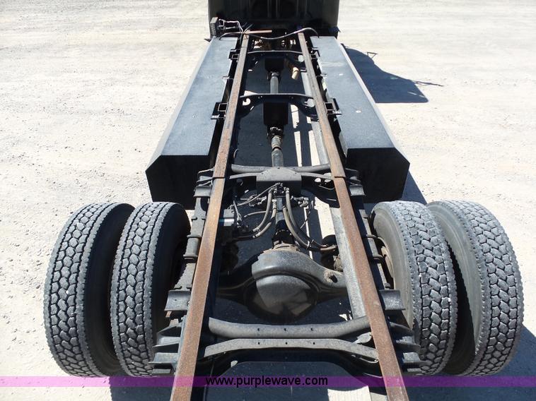 image for item DB4506 2001 International 4900 truck cab and chassis