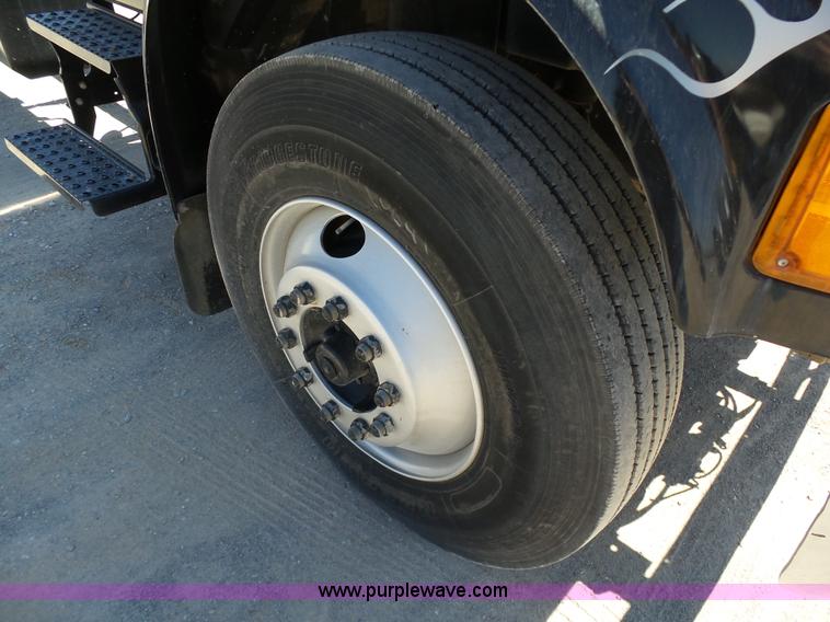 image for item DB4506 2001 International 4900 truck cab and chassis