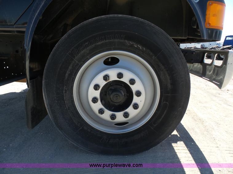 image for item DB4506 2001 International 4900 truck cab and chassis