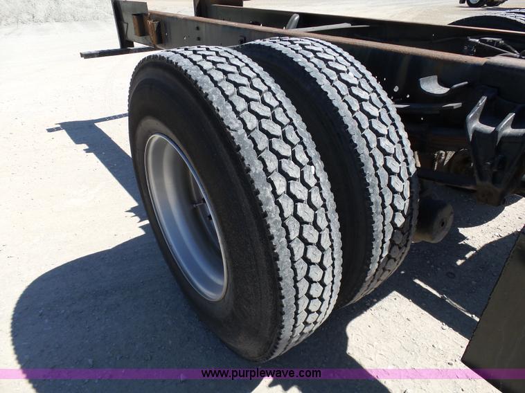 image for item DB4506 2001 International 4900 truck cab and chassis