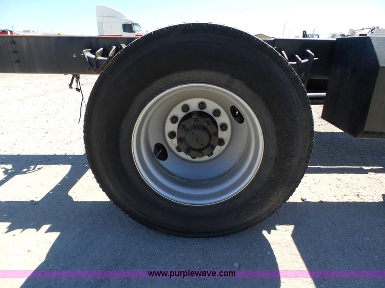 image for item DB4506 2001 International 4900 truck cab and chassis