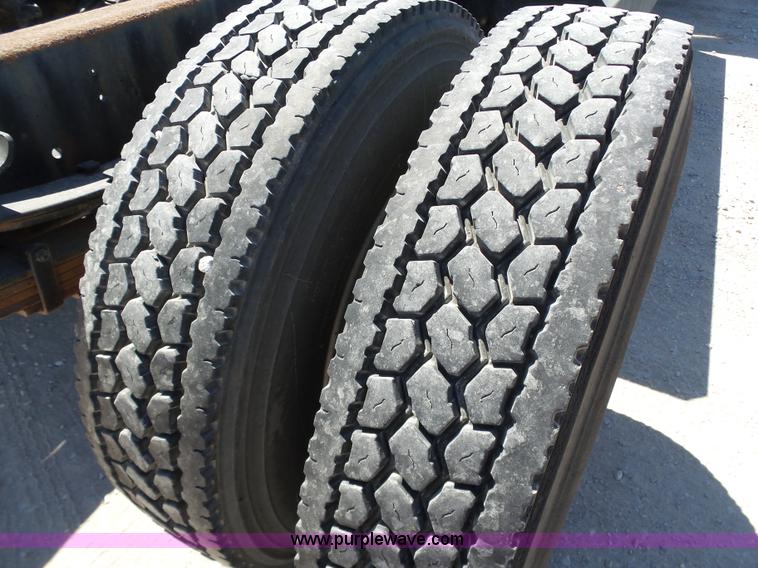 image for item DB4506 2001 International 4900 truck cab and chassis