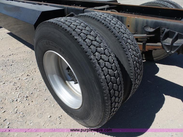 image for item DB4506 2001 International 4900 truck cab and chassis