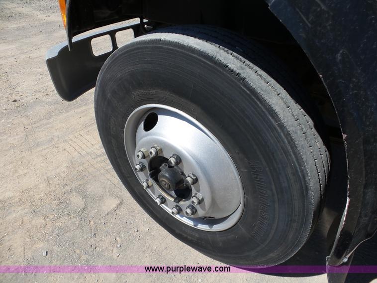 image for item DB4506 2001 International 4900 truck cab and chassis