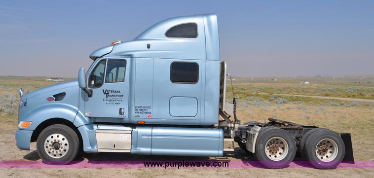 image for item G7470 2010 Peterbilt 387 semi truck
