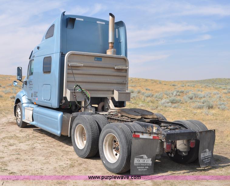 image for item G7470 2010 Peterbilt 387 semi truck