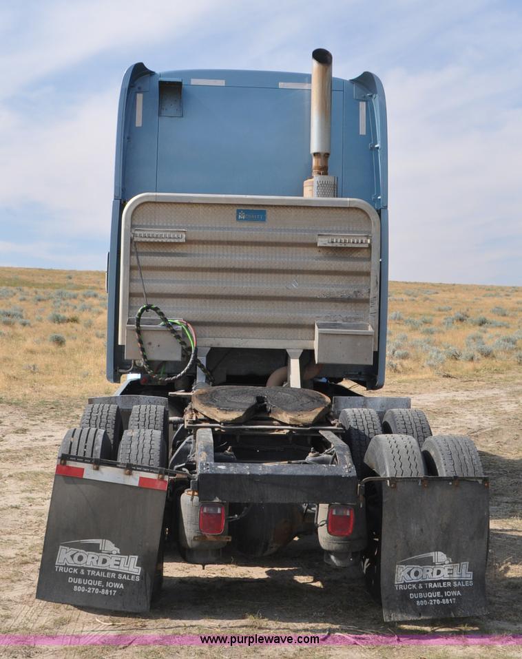 image for item G7470 2010 Peterbilt 387 semi truck