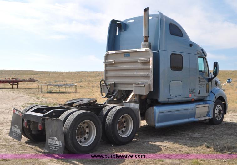 image for item G7470 2010 Peterbilt 387 semi truck