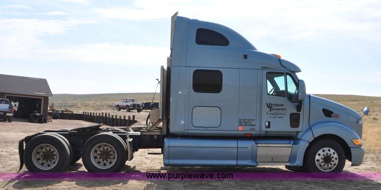 image for item G7470 2010 Peterbilt 387 semi truck