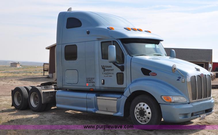 image for item G7470 2010 Peterbilt 387 semi truck