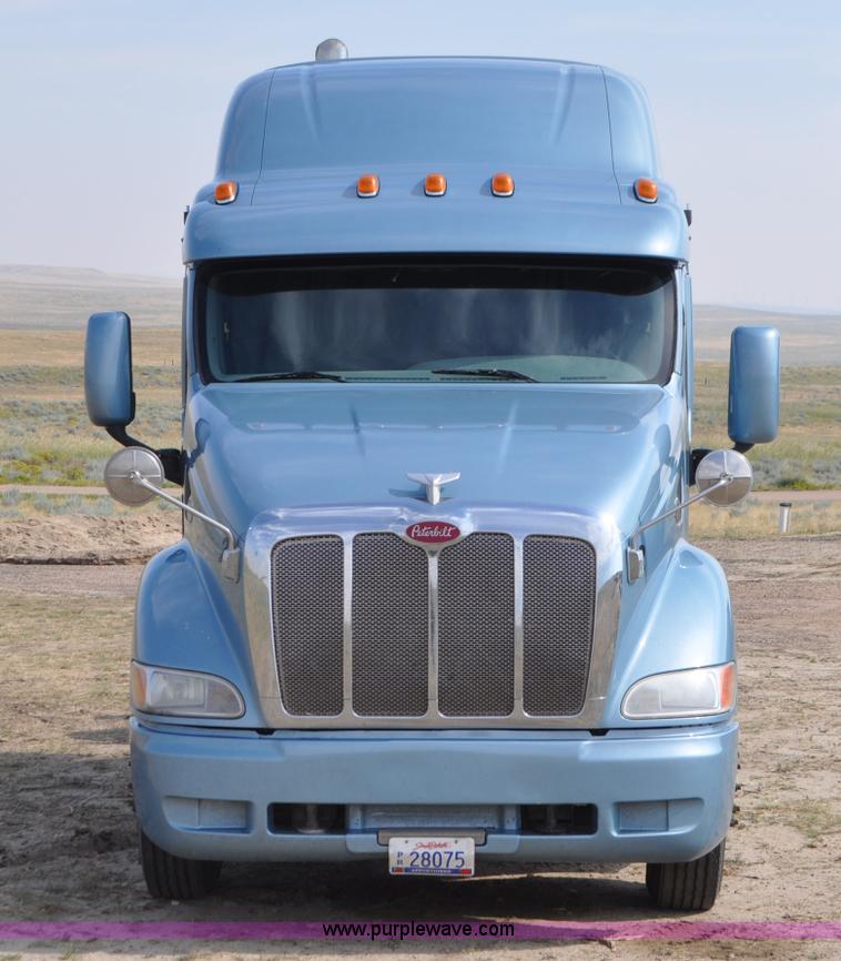 image for item G7470 2010 Peterbilt 387 semi truck