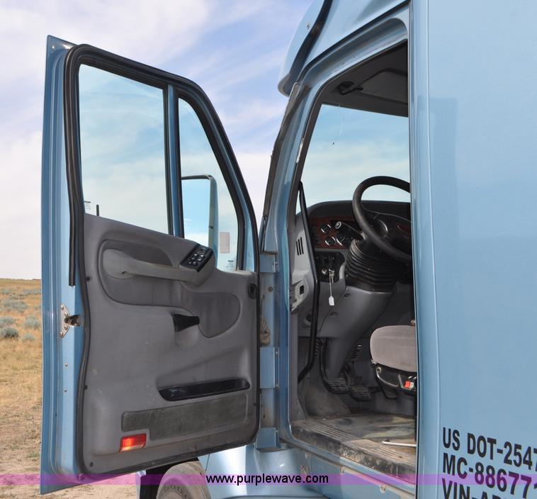 image for item G7470 2010 Peterbilt 387 semi truck