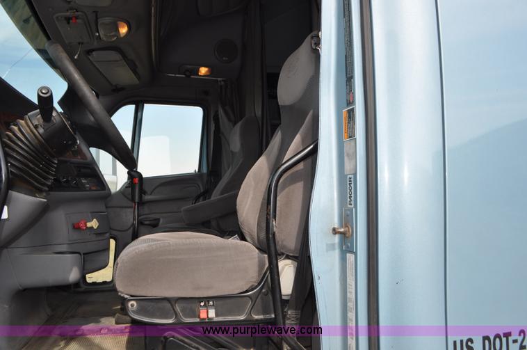 image for item G7470 2010 Peterbilt 387 semi truck