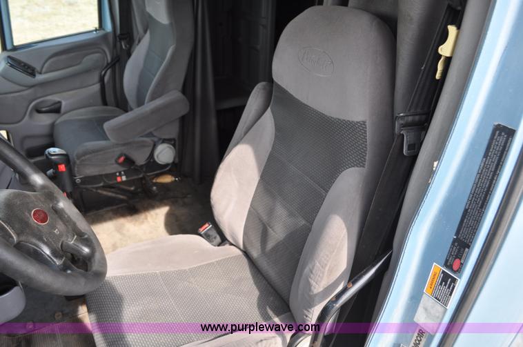 image for item G7470 2010 Peterbilt 387 semi truck