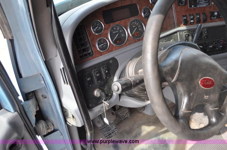image for item G7470 2010 Peterbilt 387 semi truck