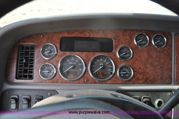 image for item G7470 2010 Peterbilt 387 semi truck